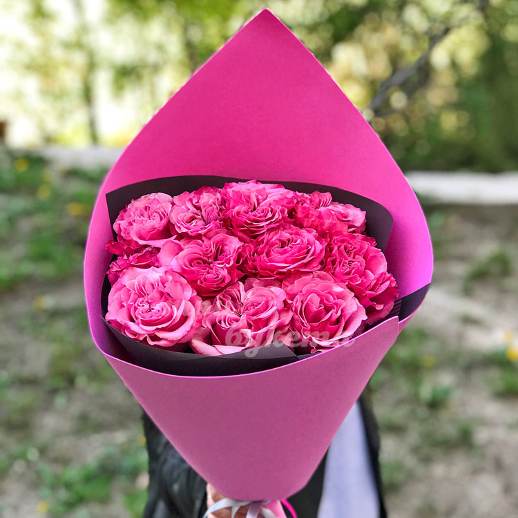 7 пионовидных кустовых роз (крупный план)