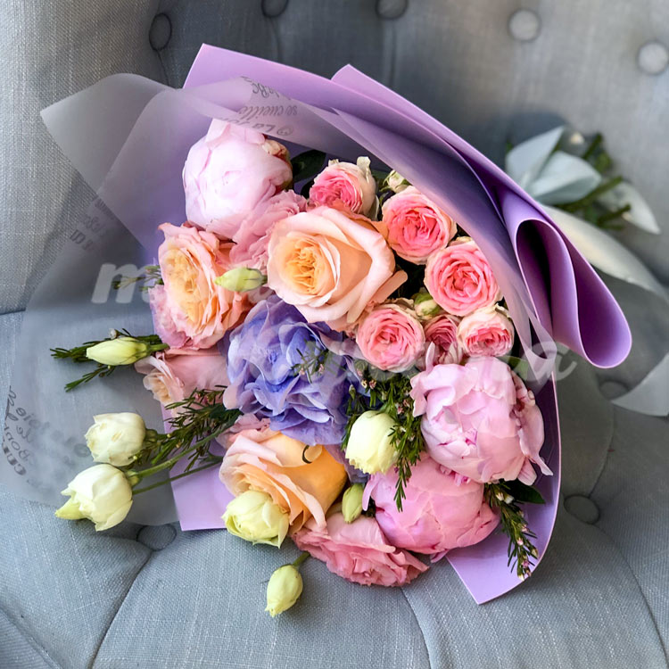 Букет из роз и пионов