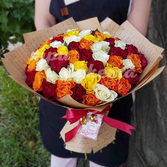 Разноцветный букет из роз