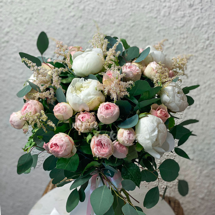 Букет «Элеганс» (на фоне стены)