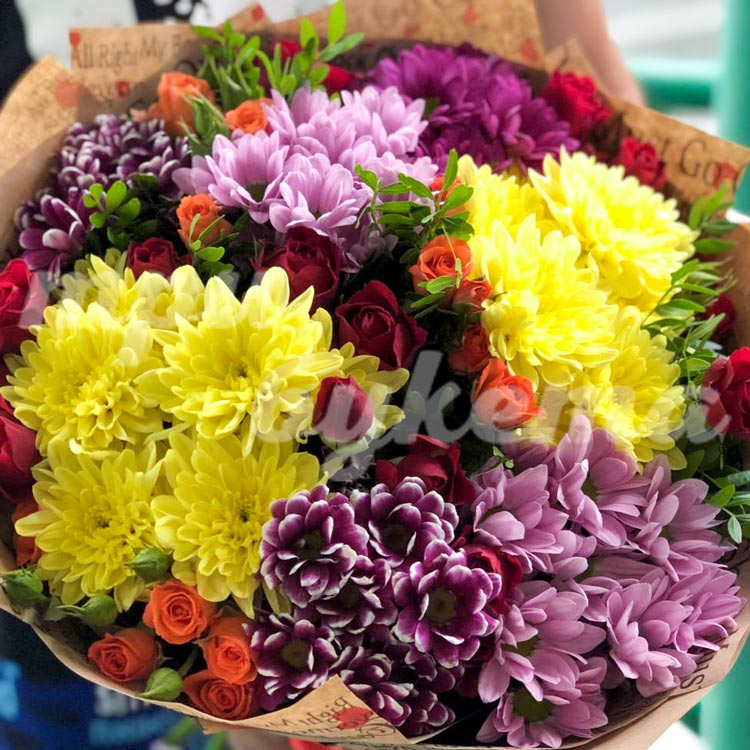 Разноцветные альстромерии и розы (крупный план)