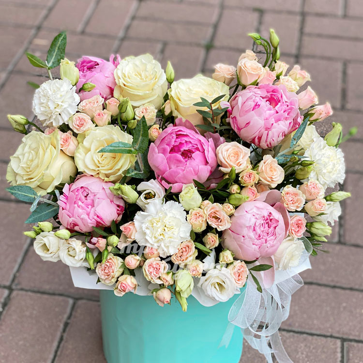 Пионы и розы в коробке (на брусчатке)