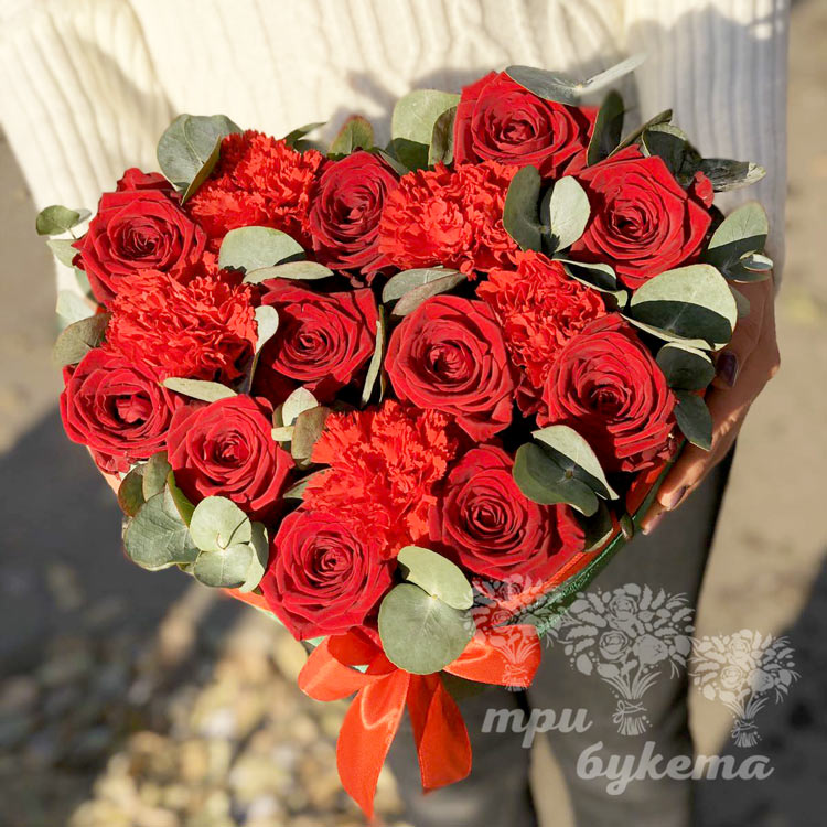 Сердце из роз и гвоздик