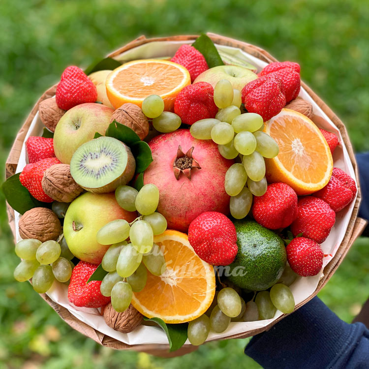 Букет из яблок, граната и ягод (вид сверху)
