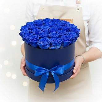 35 синих роз в коробке