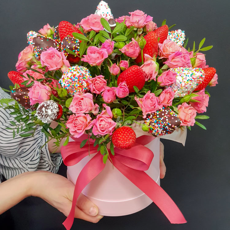 Кустовые розы и клубника в коробке