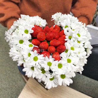 Сердце из клубники и хризантем