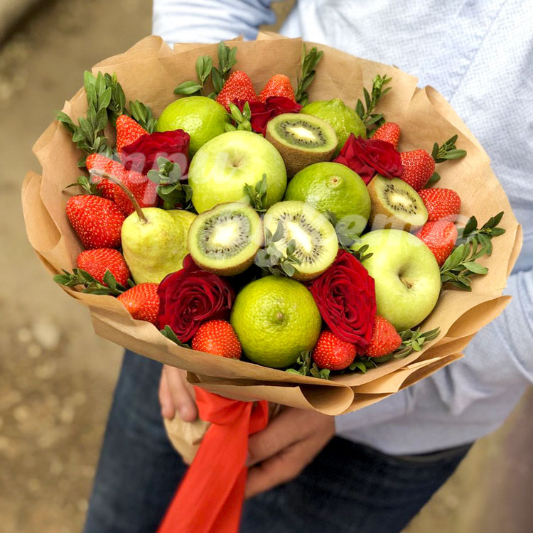Фруктовый букет из клубники и киви (в руках)