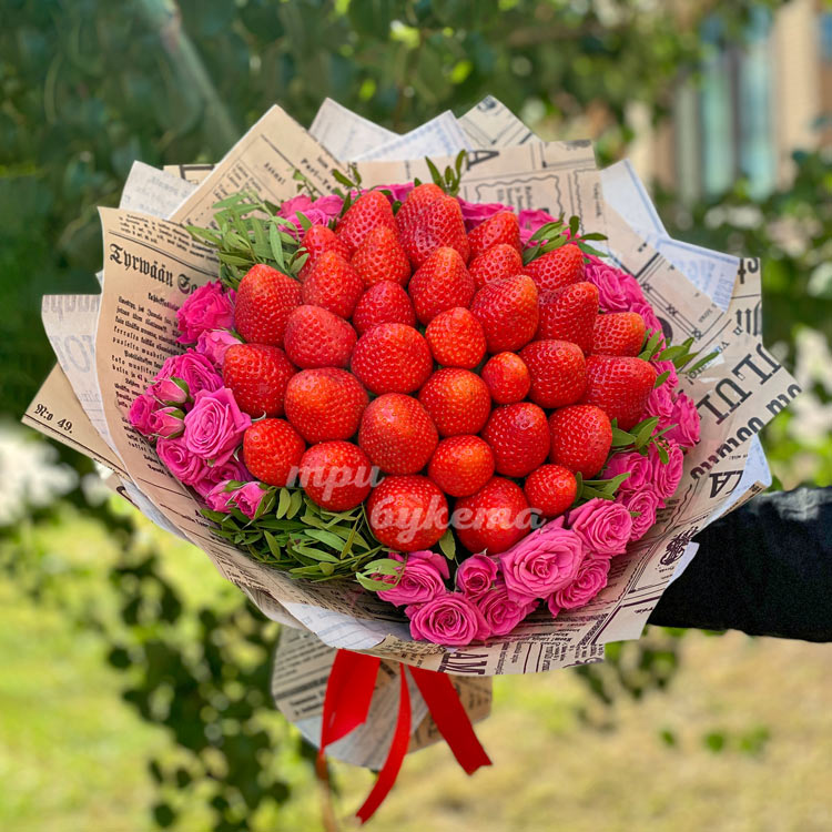 Букет из клубники и кустовых роз