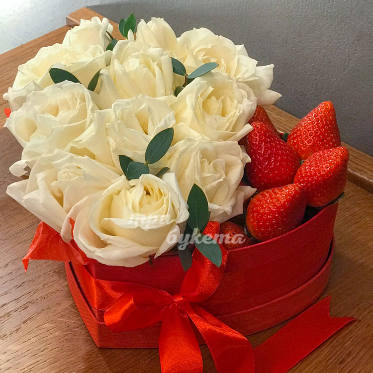 Композиция из клубники и белых роз (доп. фото)