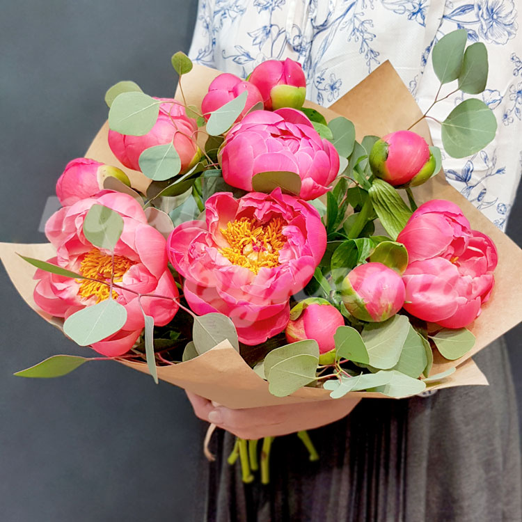Букет из 11 розовых пионов в крафте (в двух руках)
