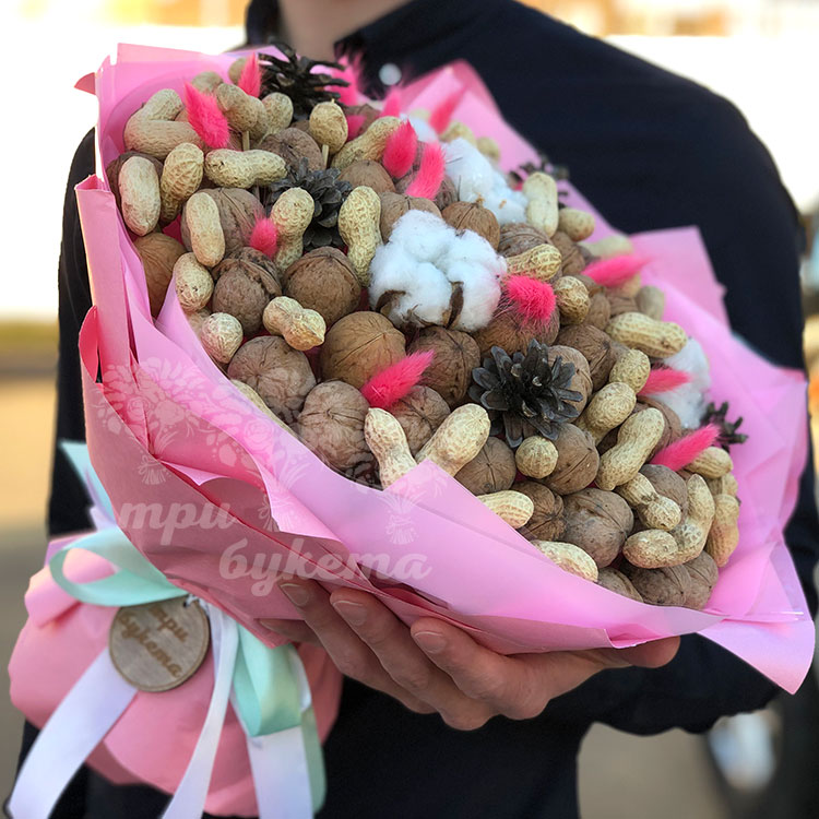 Букет из орехов и хлопка (в руках)