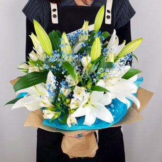 Букет из лилий и альстромерий