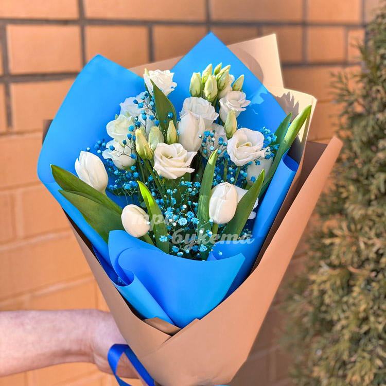 Букет из тюльпанов и эустом (крупный план)