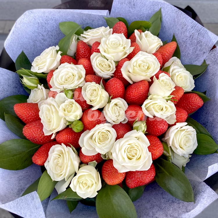 Букет из 33 клубник в белых розах (вид сверху)