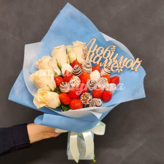Букет из роз и клубники для мамы Букет из роз и клубники для мамы