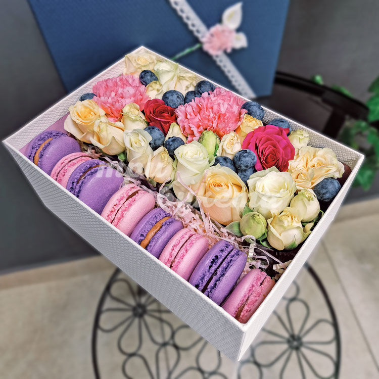 8 макарун с цветами и ягодами