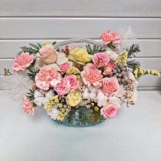 Композиция из роз, гвоздик и хлопка