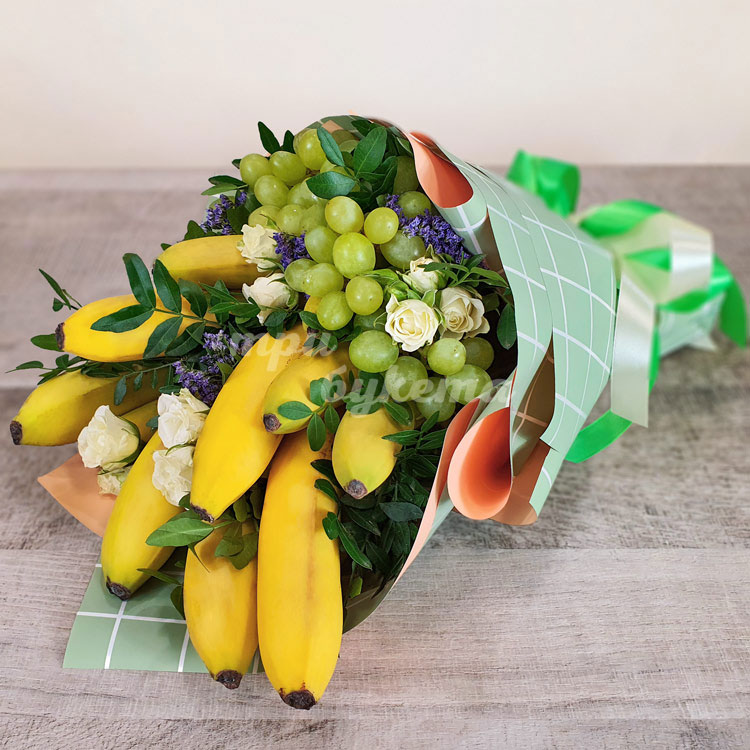 Букет из бананов, винограда и роз (вид сбоку)