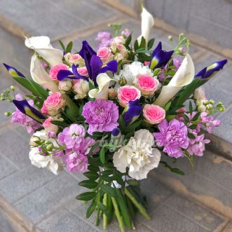 Букет из ирисов, гвоздик и маттиол