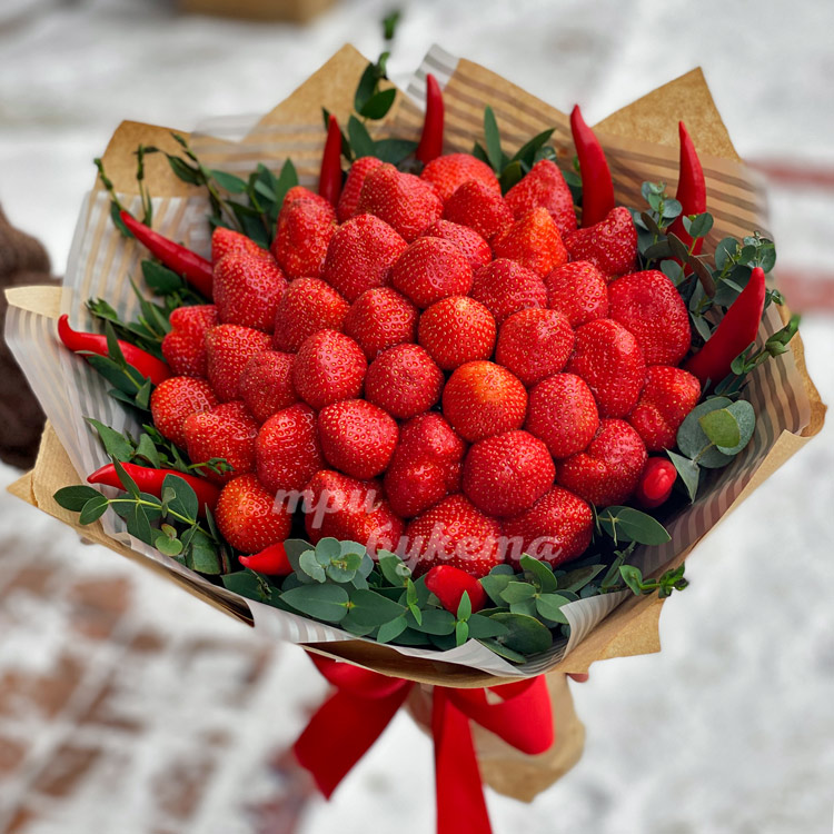 Букет клубники на день влюбленных (вид сверху)