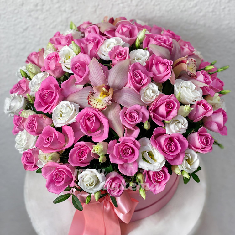 Орхидеи и розы на день влюбленных (вид сверху)