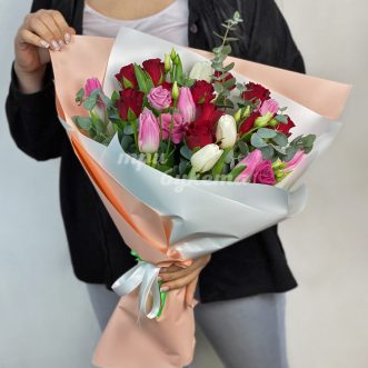 Букет из роз, тюльпанов и эвкалипта