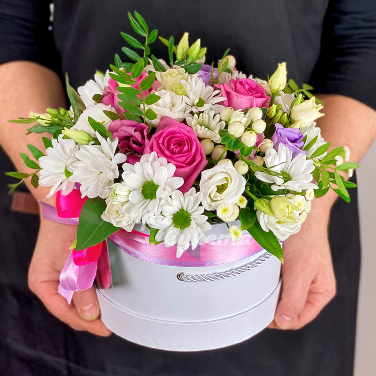 Коробочка с белым гиперикумом и хризантемами