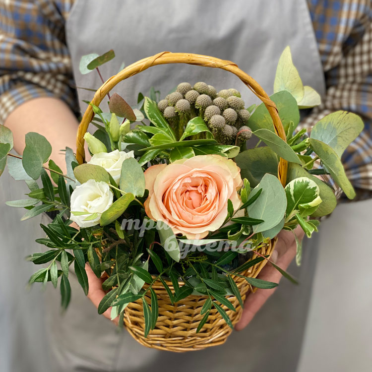 Корзинка с розой, эвкалиптом и брунией