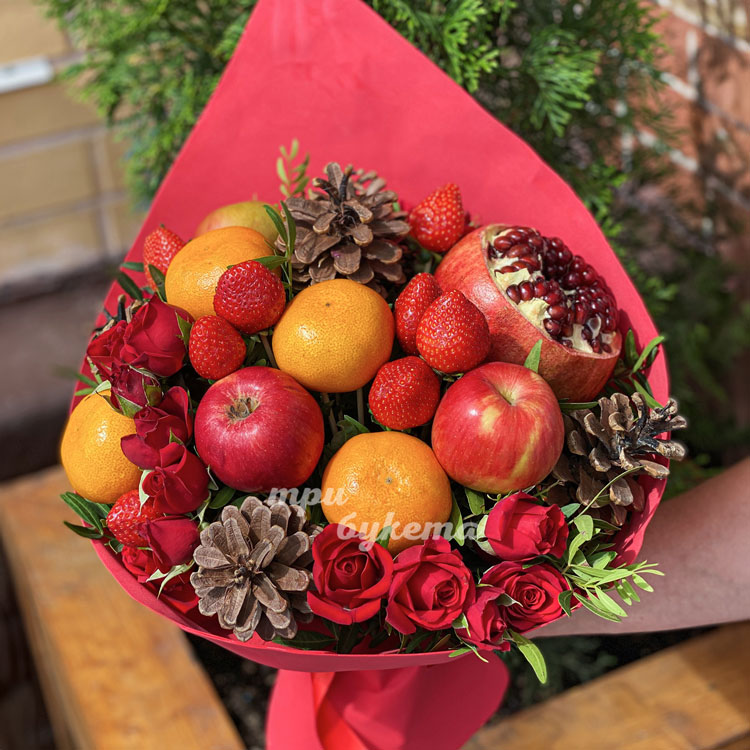 Букет из клубники, фруктов и шишек (крупный план)