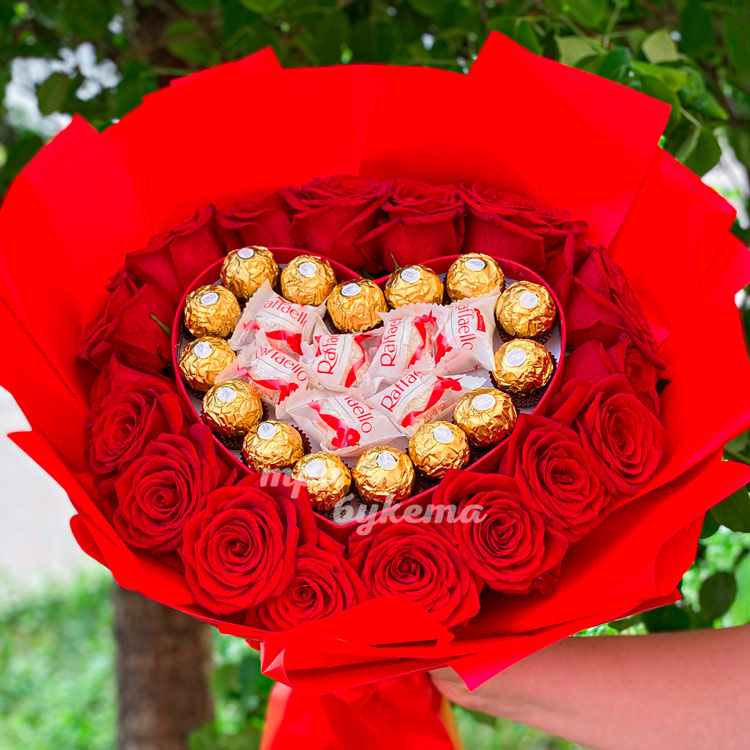 Букет красных роз с конфетами (крупный план)