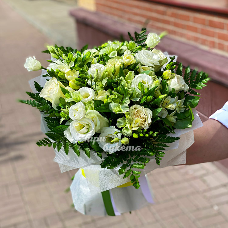 Белый букет альстромерий, роз и фрезий (крупный план)