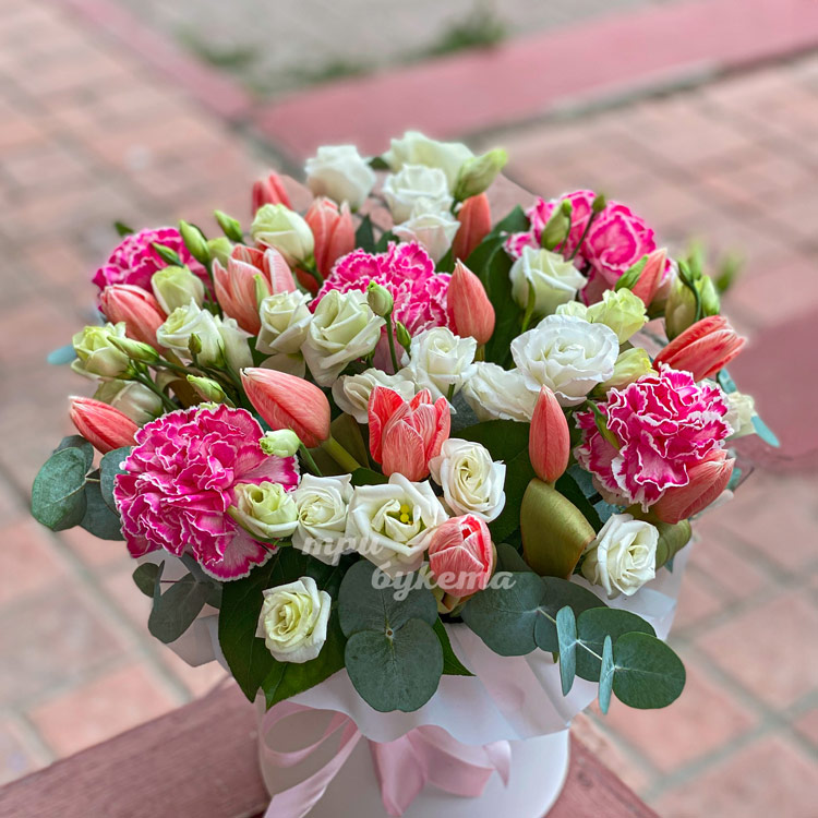 Тюльпаны, гвоздики и эустомы в коробке (крупный план)