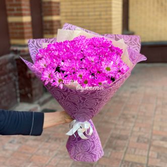 Яркий букет из розовых куст. хризантем Яркий букет из розовых куст. хризантем