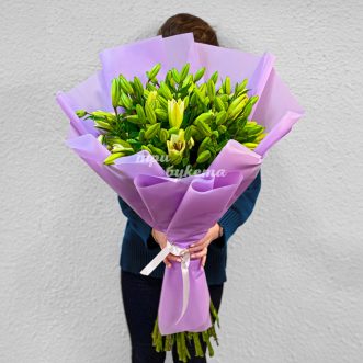 Яркий букет высоких белых лилий Яркий букет высоких белых лилий