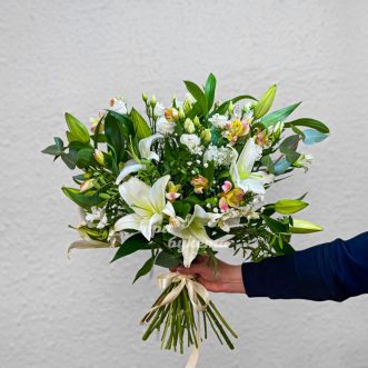 Букет белых лилий и альстромерий с зеленью Букет белых лилий и альстромерий с зеленью