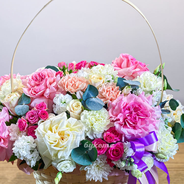 Яркая корзина гвоздик, роз и маттиол (крупный план)