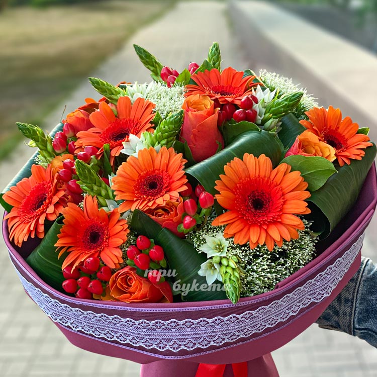 Яркий букет оранжевых роз и гербер (крупный план)