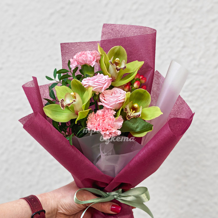 Мини-букет из орхидей, гвоздик и роз (крупный план)