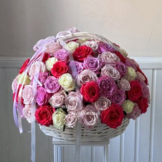 Микс из 101 розы Эквадор в корзине Микс из 101 розы Эквадор в корзине